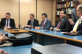 Reitor da UEMA integra comitiva da ABRUEM em reunião na SERES-MEC