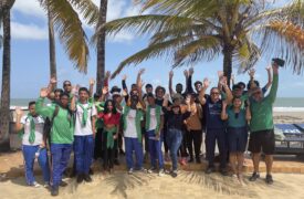 Uema promove com parceiros ação de limpeza na Praia do Meio