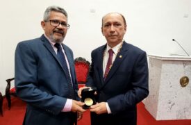 Professor da Uema recebe medalha da Academia Maranhense de Letras
